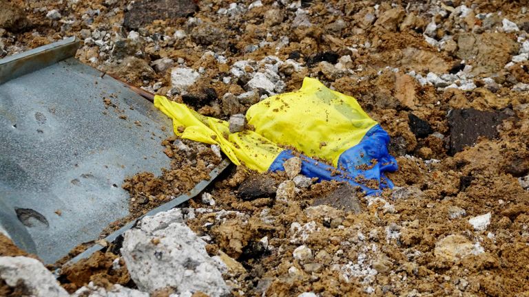 Украинский флаг на территории базы 36-й бригады морской пехоты ВСУ в Донецкой народной республике, уничтоженной ВКС РФ Украинский флаг на территории базы 36-й бригады морской пехоты ВСУ в Донецкой народной республике, уничтоженной ВКС РФ