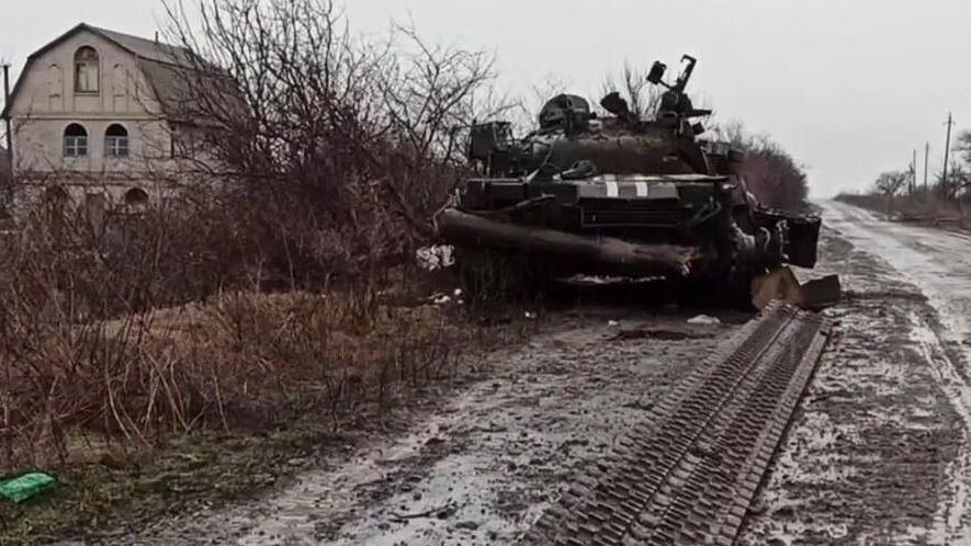 Подбитый танк ВСУ на трассе в районе села Гнутово в ДНР Подбитый танк ВСУ на трассе в районе села Гнутово в ДНР - РИА Новости, 1920, 04.03.2022