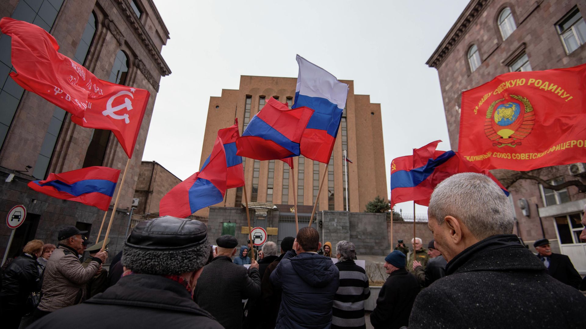 Участники акции в поддержку России у посольства РФ в Ереване Участники акции в поддержку России у посольства РФ в Ереване - РИА Новости, 1920, 14.03.2022