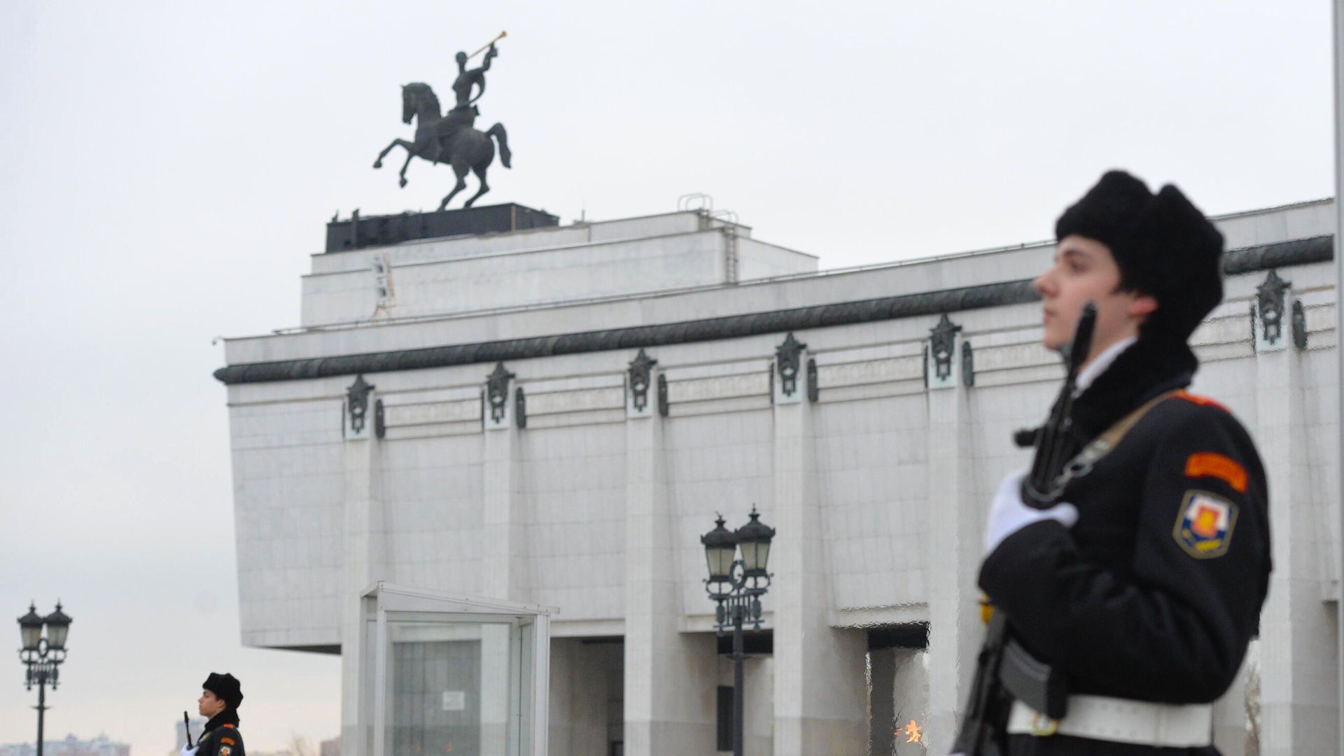 Почетный караул у Вечного огня в Парке Победы на Поклонной горе в Москве Почетный караул у Вечного огня в Парке Победы на Поклонной горе в Москве - РИА Новости, 1920, 20.02.2026