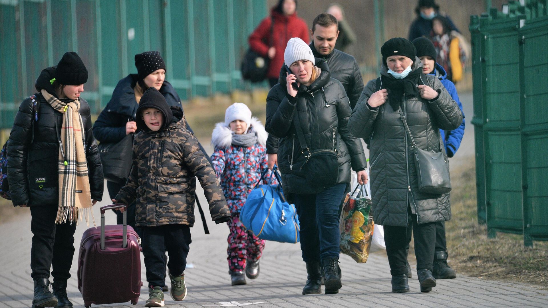 Жители Украины проходят польско-украинскую границу Жители Украины проходят польско-украинскую границу - РИА Новости, 1920, 08.10.2022