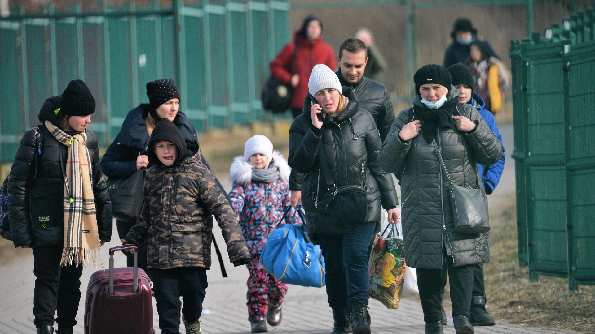 Жители Украины проходят польско-украинскую границу Жители Украины проходят польско-украинскую границу - РИА Новости, 1920, 07.11.2022