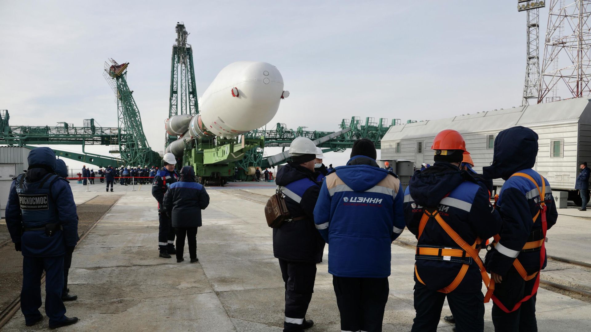 Ракета-носитель Союз-2.1б с разгонным блоком Фрегат и британскими спутниками связи OneWeb во время снятия со стартового комплекса космодрома Байконур Ракета-носитель Союз-2.1б с разгонным блоком Фрегат и британскими спутниками связи OneWeb во время снятия со стартового комплекса космодрома Байконур - РИА Новости, 1920, 10.03.2022