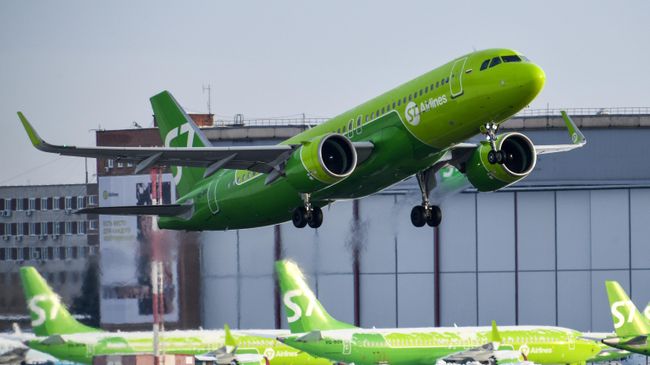 Самолет Airbus A320neo авиакомпании S7 Airlines в Международном аэропорту Новосибирска