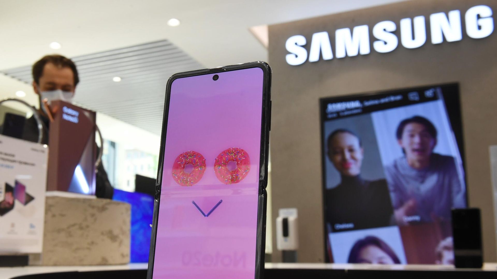 Cмартфон в фирменном магазине Samsung в Москве Cмартфон в фирменном магазине Samsung в Москве - РИА Новости, 1920, 05.03.2022