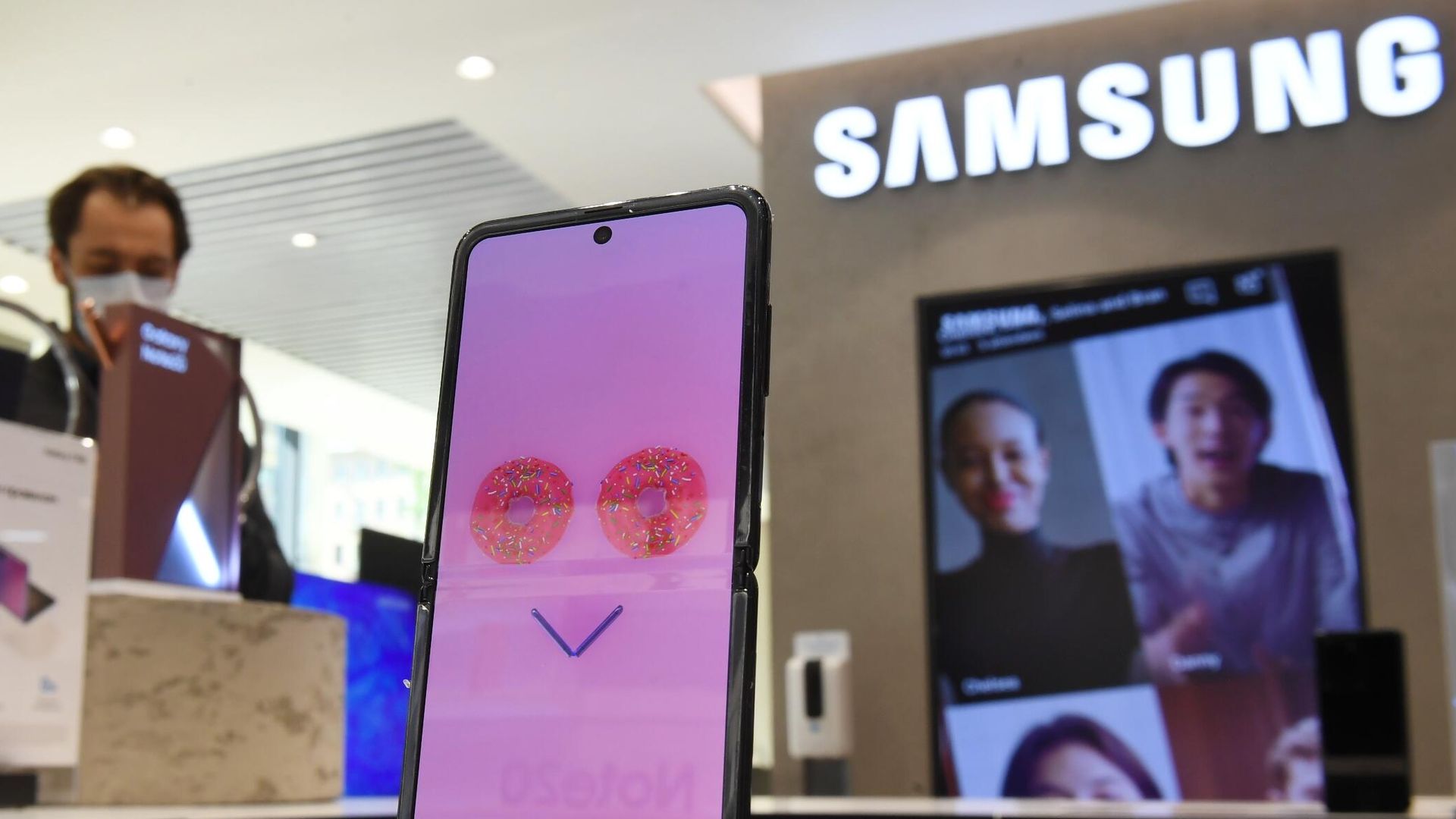 Cмартфон в фирменном магазине Samsung в Москве Cмартфон в фирменном магазине Samsung в Москве - РИА Новости, 1920, 10.11.2022