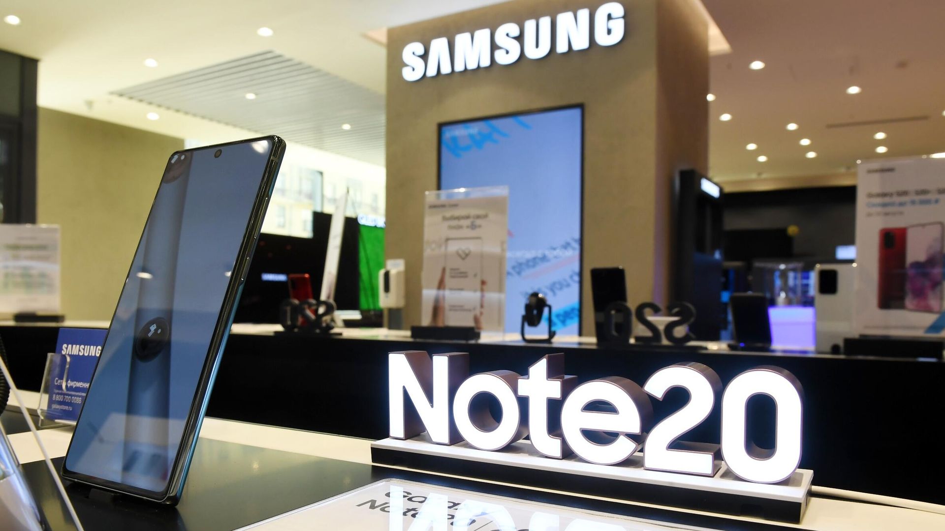 Смартфоны и планшеты в фирменном магазине Samsung в Москве - РИА Новости, 1920, 15.04.2024