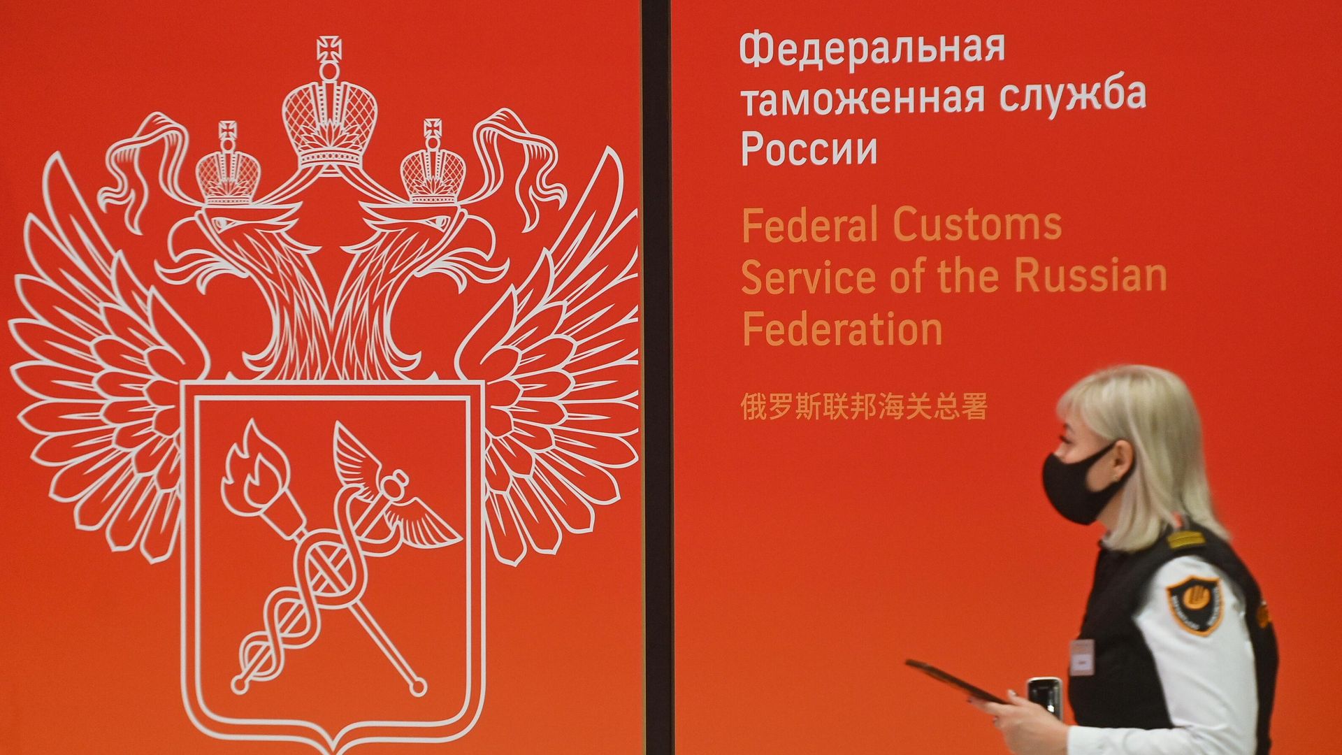 Сотрудница службы охраны аэропорта Сотрудница службы охраны аэропорта - РИА Новости, 1920, 05.03.2022
