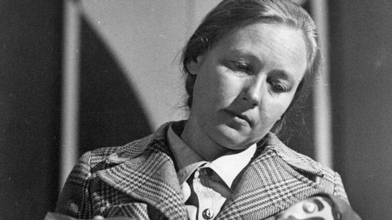 Актриса Ия Саввина в роли Зои Березкиной в фильме Маяковский смеётся. 1975
