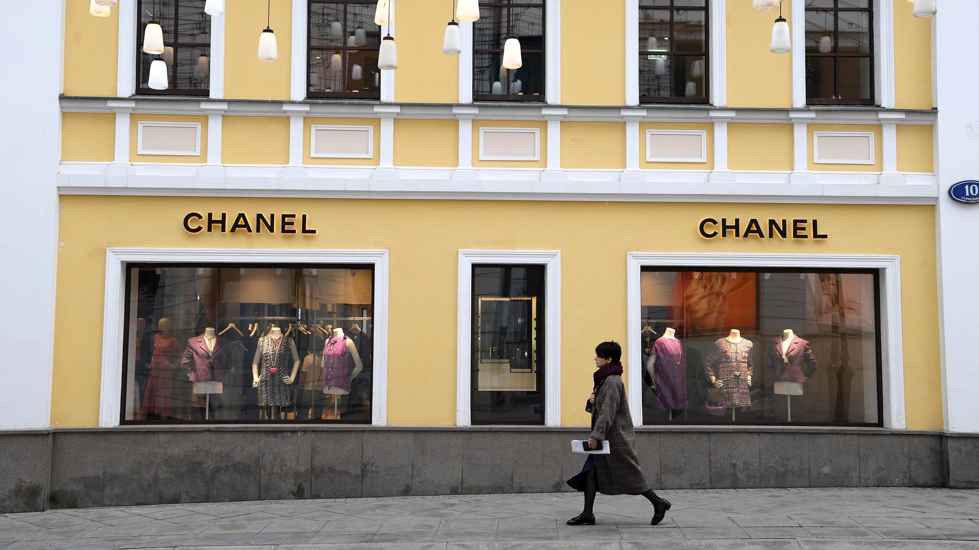 Девушка идет вдоль магазина Chanel в Москве Девушка идет вдоль магазина Chanel в Москве - РИА Новости, 1920, 20.04.2023