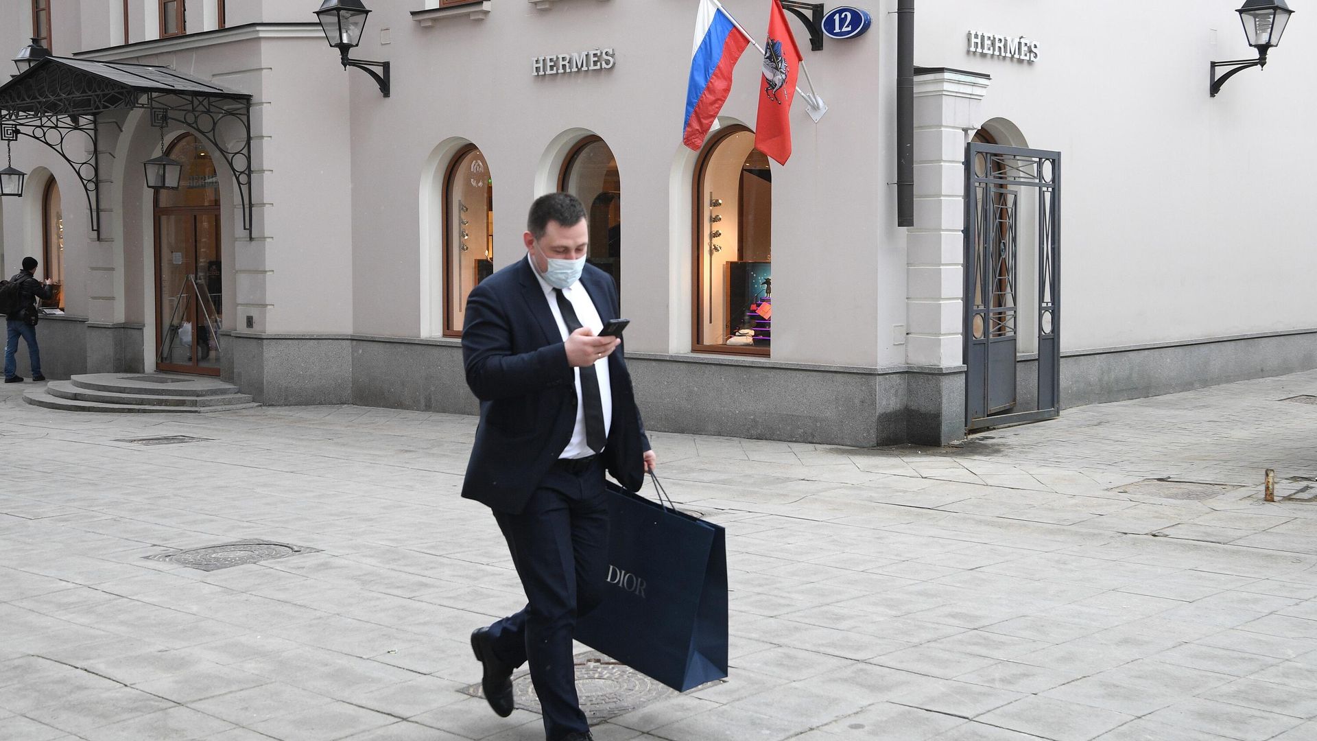 Мужчина с фирменным пакетом Dior в Москве Мужчина с фирменным пакетом Dior в Москве - РИА Новости, 1920, 05.03.2022