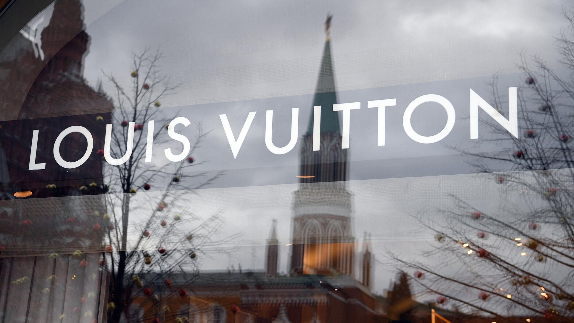 Логотип Louis Vuitton в витрине ГУМа в Москве Логотип Louis Vuitton в витрине ГУМа в Москве - РИА Новости, 1920, 05.03.2023