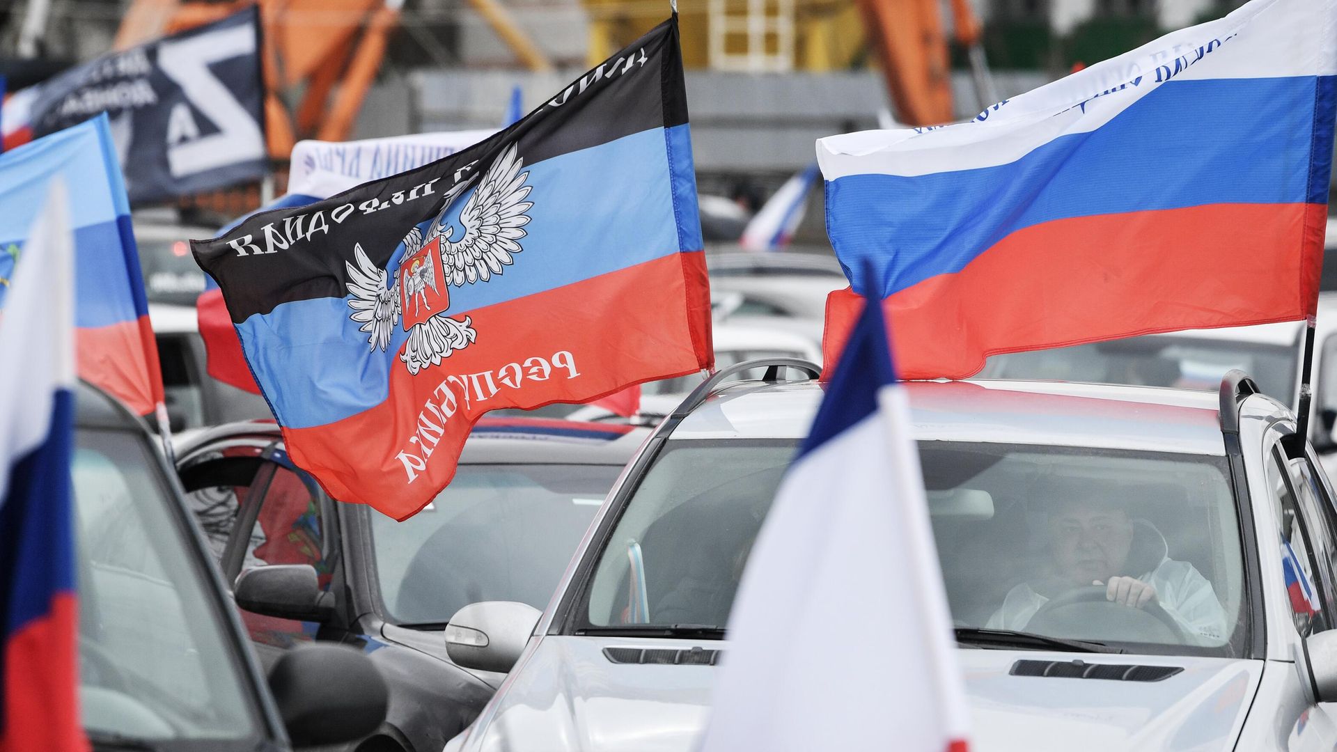 Автомобилисты принимают участие в масштабном автопробеге в поддержку Вооруженных сил России, Симферополь Автомобилисты принимают участие в масштабном автопробеге в поддержку Вооруженных сил России, Симферополь - РИА Новости, 1920, 08.03.2022