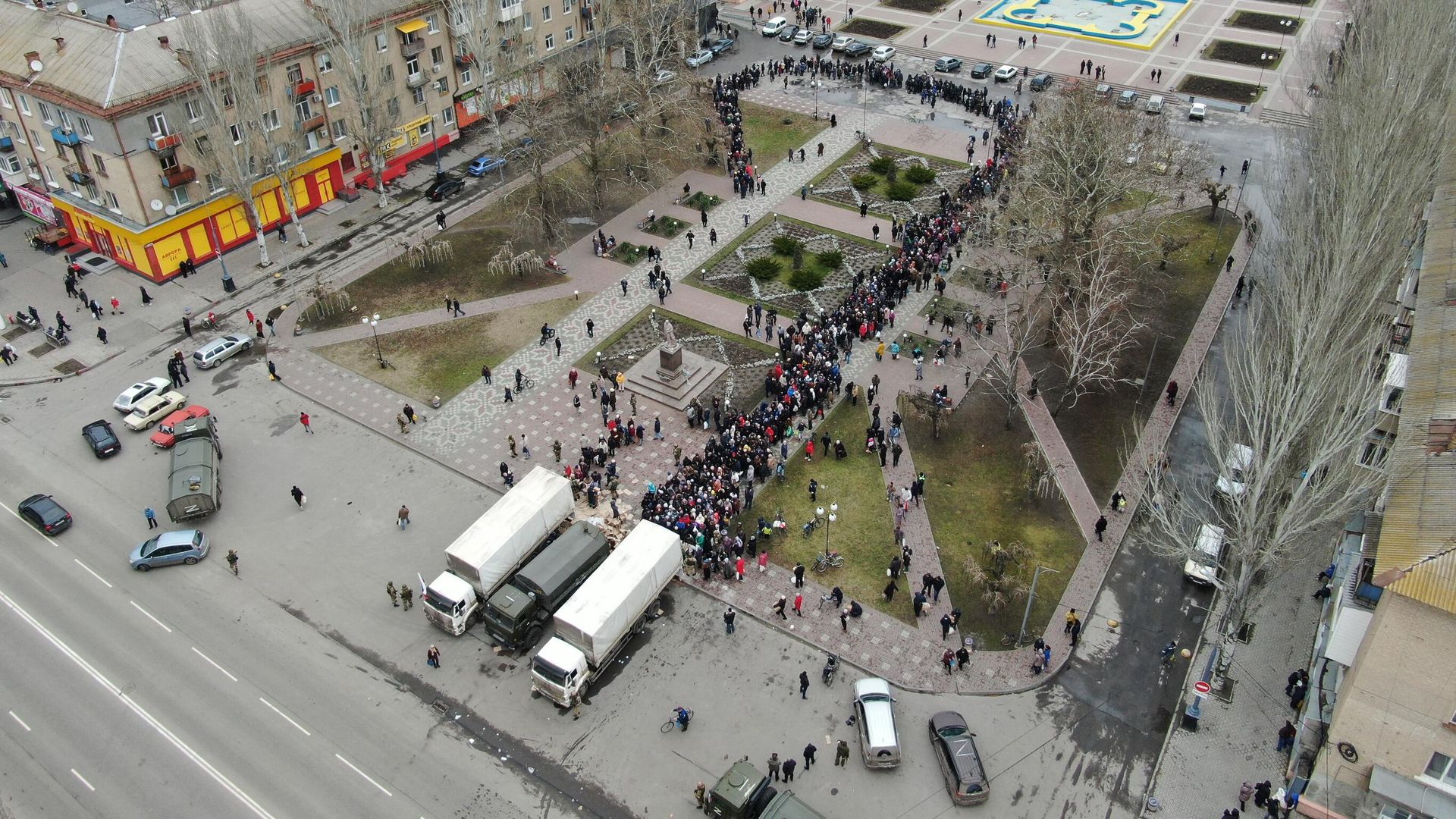 Выдача гуманитарной помощи местным жителям на площади Победы в Мелитополе Выдача гуманитарной помощи местным жителям на площади Победы в Мелитополе - РИА Новости, 1920, 06.03.2022