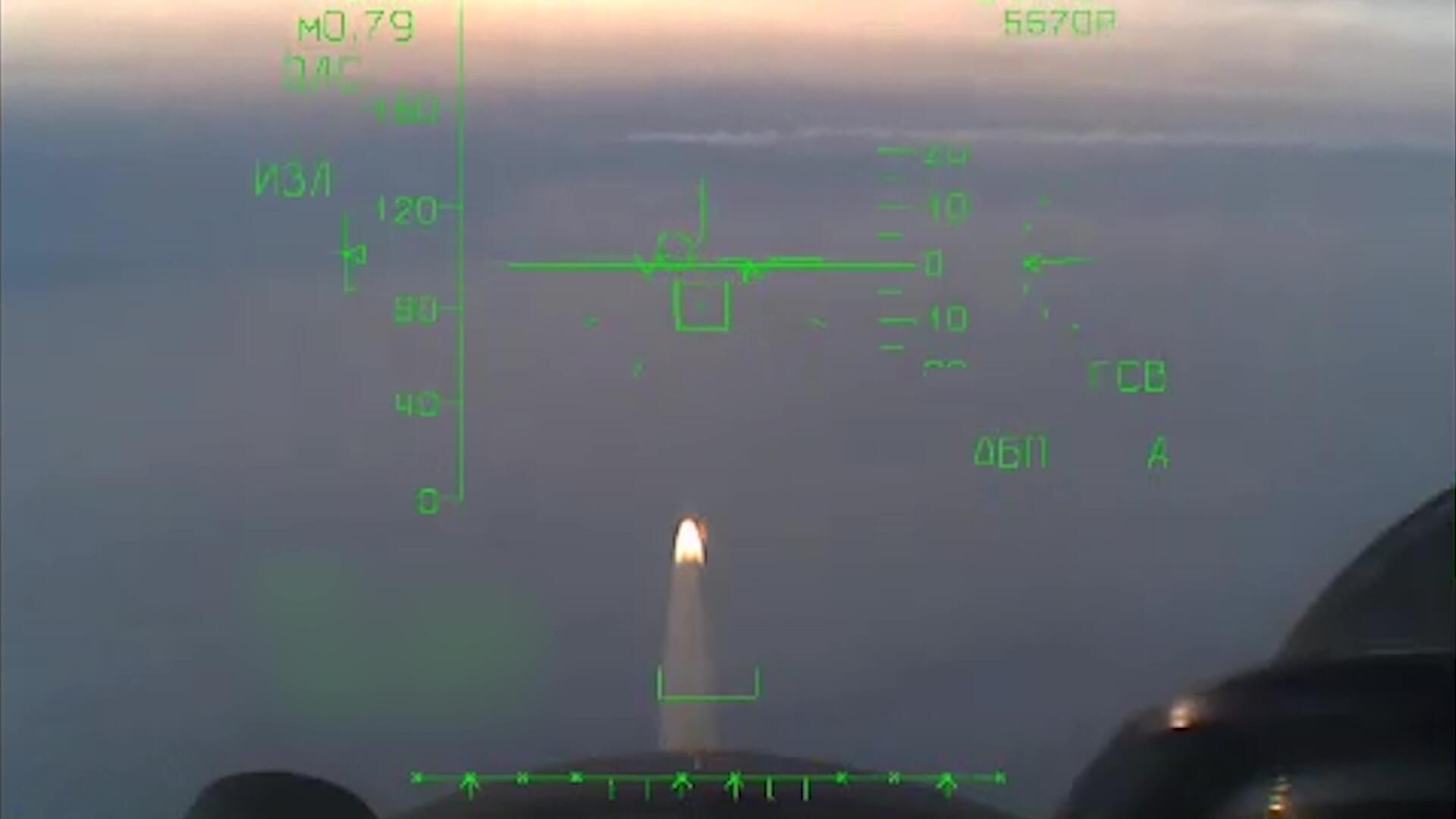 Российский бомбардировщик выпускает снаряд по военному объекту украинских националистов (стоп-кадр видео) Российский бомбардировщик выпускает снаряд по военному объекту украинских националистов (стоп-кадр видео) - РИА Новости, 1920, 03.05.2022