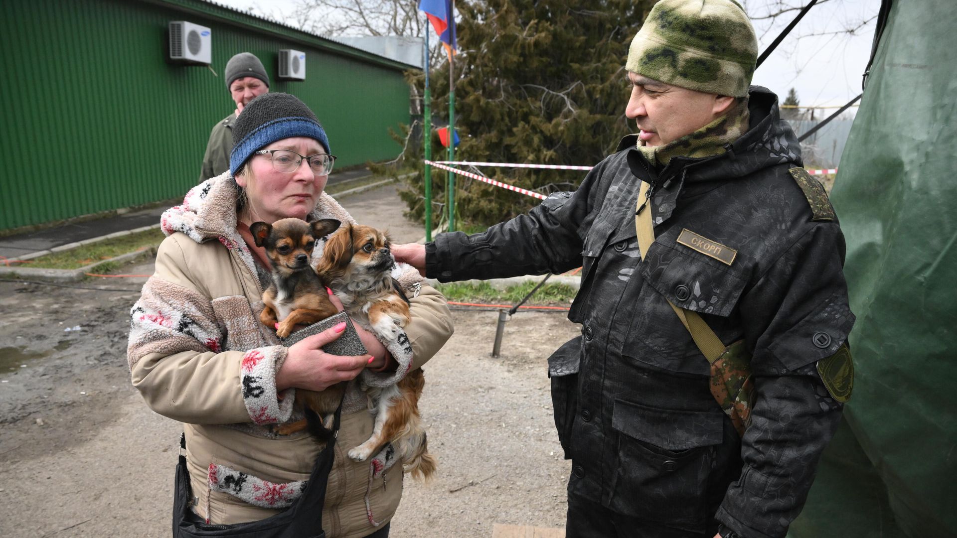 Жительница Мариуполя, самостоятельно покинувшая город по гуманитарному коридору, который организовали сотрудники МЧС ДНР, в селе Безыменное Жительница Мариуполя, самостоятельно покинувшая город по гуманитарному коридору, который организовали сотрудники МЧС ДНР, в селе Безыменное - РИА Новости, 1920, 07.03.2022
