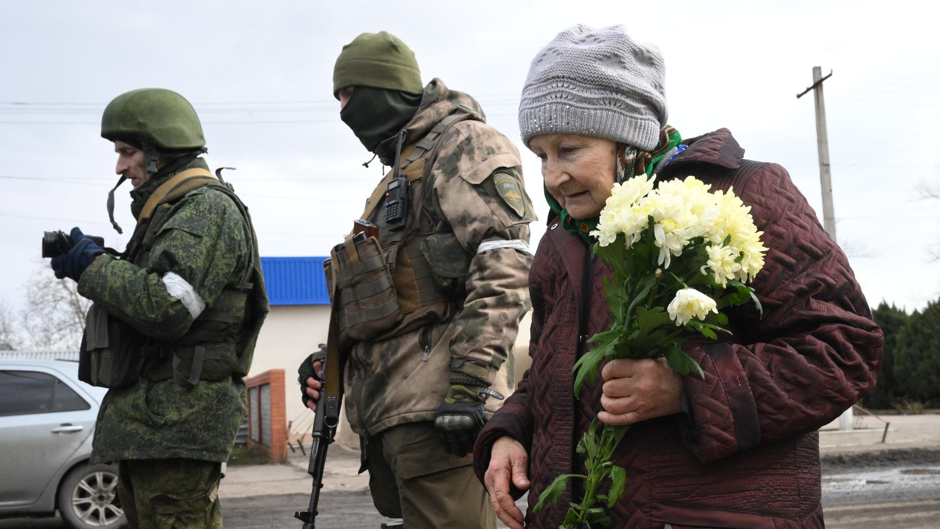 Одна из жительниц Мариуполя, самостоятельно покинувших город по гуманитарному коридору, на пункте встречи беженцев, который организовали сотрудники МЧС ДНР - РИА Новости, 1920, 06.03.2022
