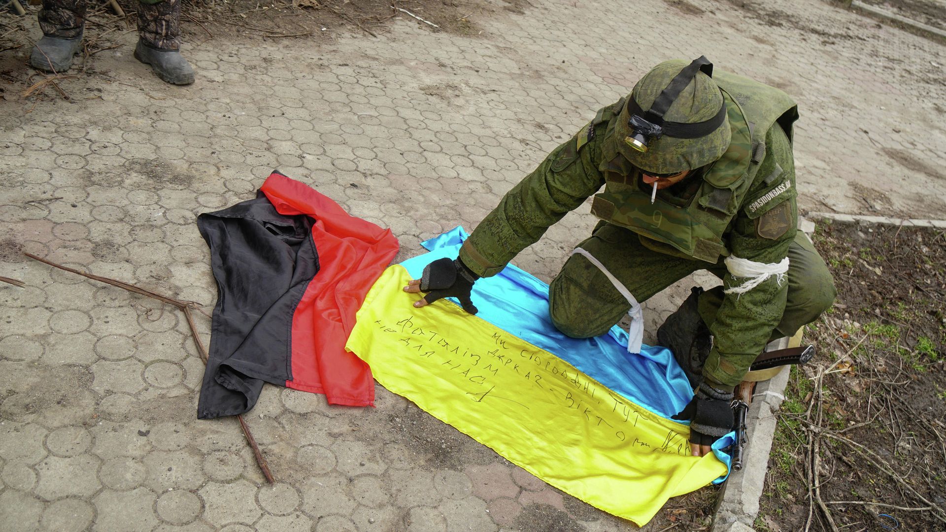 Флаги Украины и Правого сектора*, найденные в бывшем расположении ВСУ под Мариуполем Флаги Украины и Правого сектора*, найденные в бывшем расположении ВСУ под Мариуполем - РИА Новости, 1920, 03.04.2022