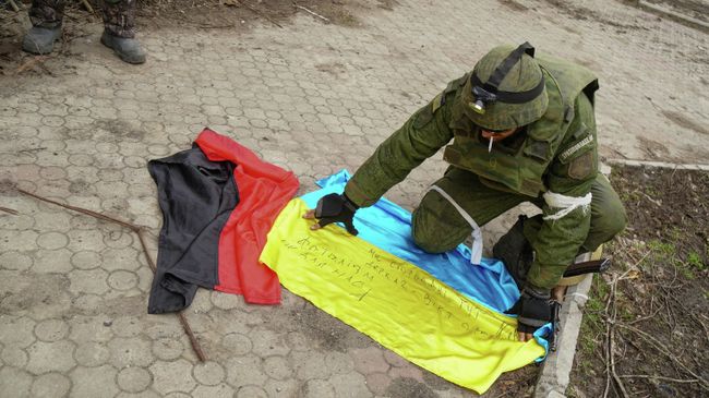Флаги Украины и Правого сектора*, найденные в бывшем расположении ВСУ Флаги Украины и Правого сектора*, найденные в бывшем расположении ВСУ
