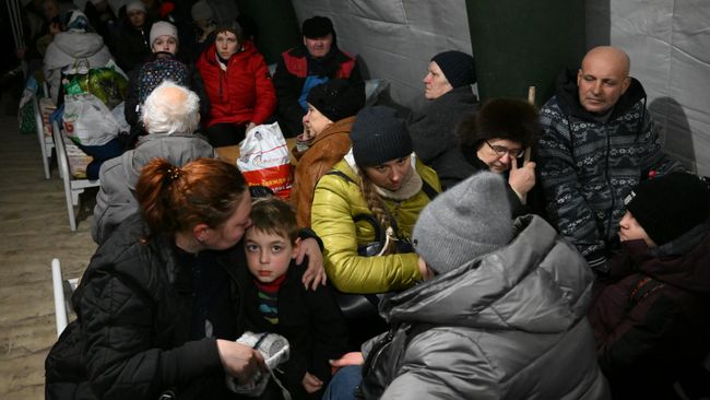 Беженцы из Мариуполя, добравшиеся до специального пункта, который организовали сотрудники МЧС ДНР Беженцы из Мариуполя, добравшиеся до специального пункта, который организовали сотрудники МЧС ДНР