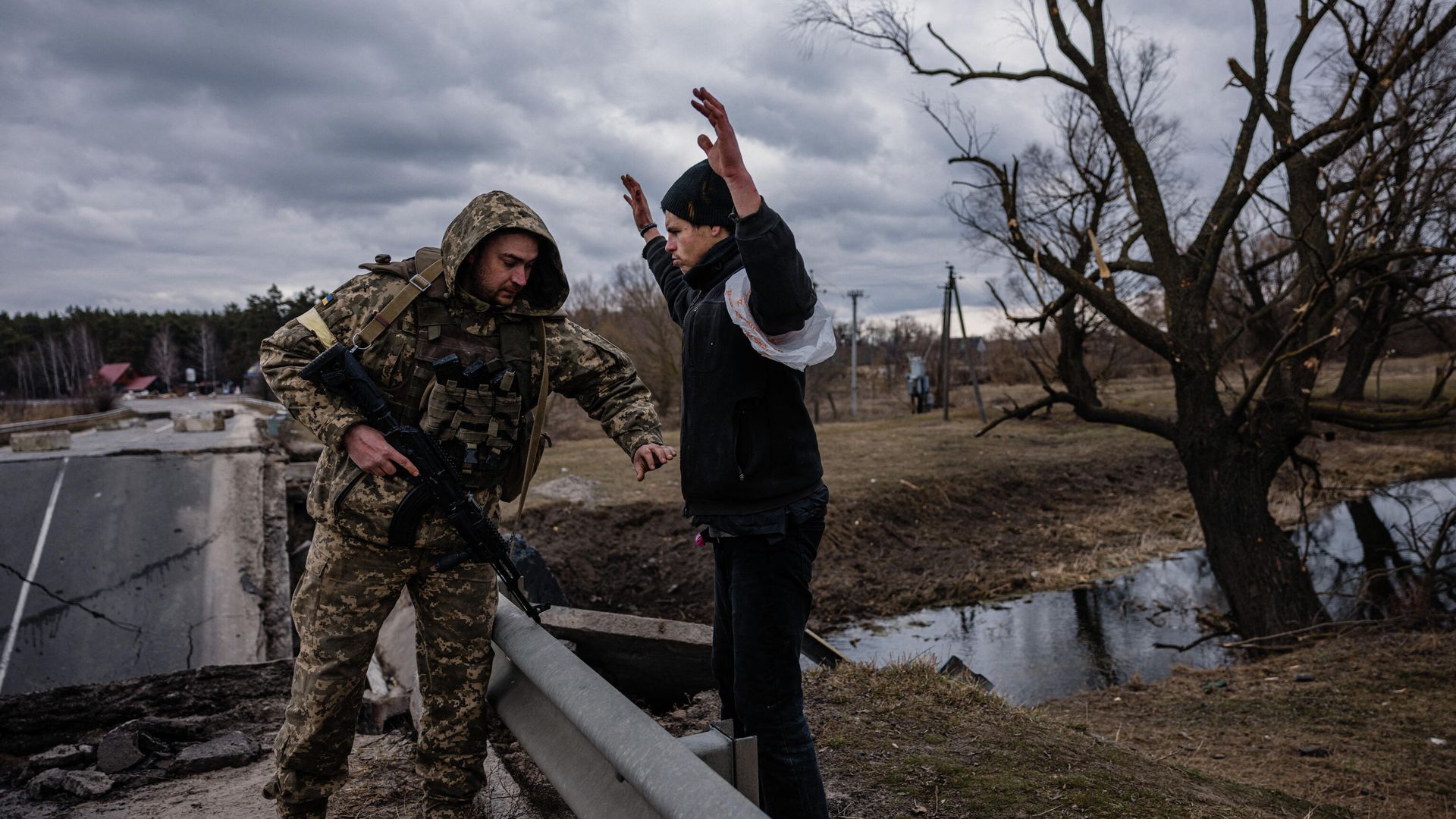 Украинский военнослужащий обыскивает мирного жителя недалеко от города Бровары, Украина Украинский военнослужащий обыскивает мирного жителя недалеко от города Бровары, Украина - РИА Новости, 1920, 07.03.2022