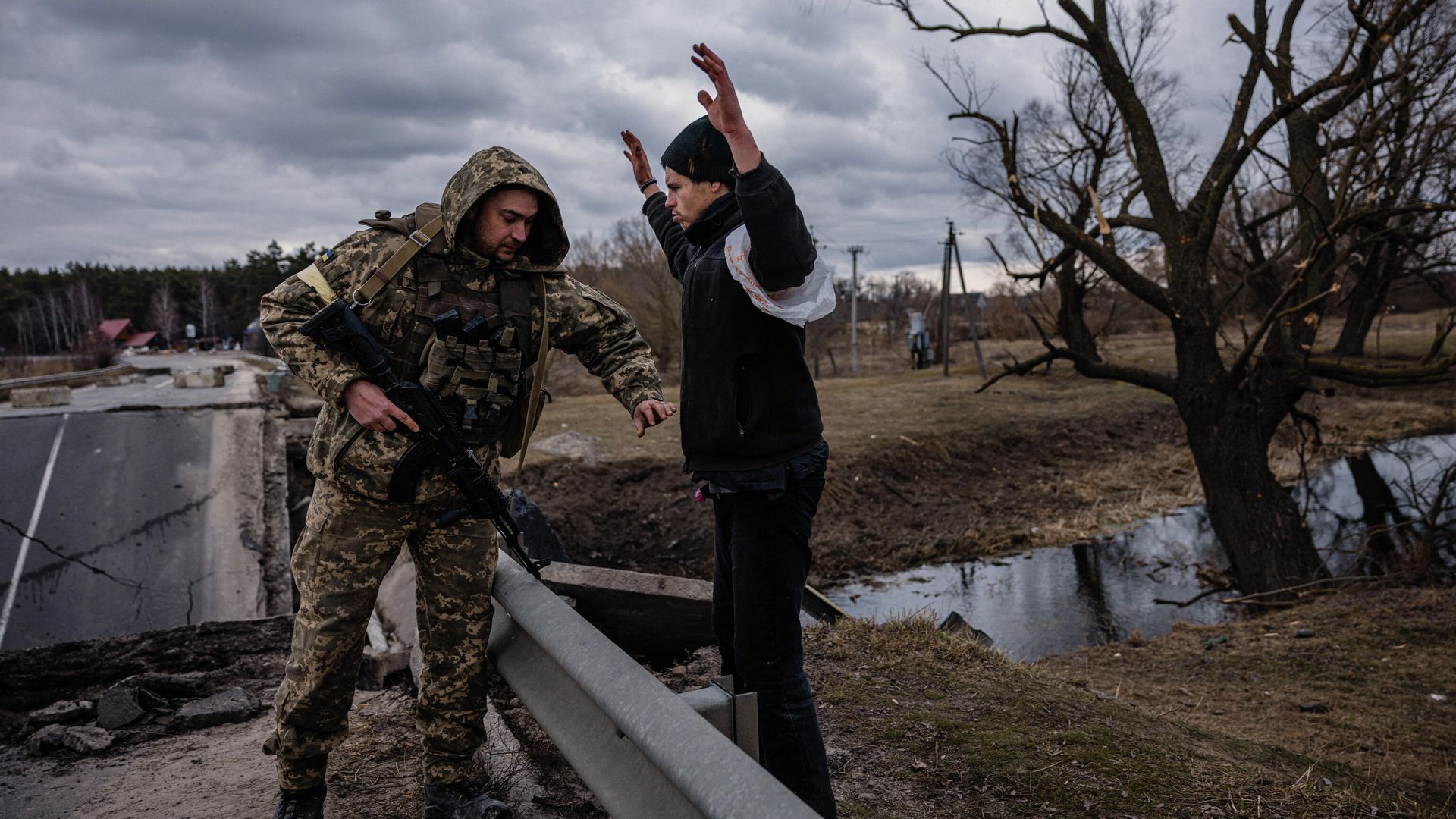 Украинский военнослужащий обыскивает мирного жителя недалеко от города Бровары, Украина Украинский военнослужащий обыскивает мирного жителя недалеко от города Бровары, Украина - РИА Новости, 1920, 07.03.2022