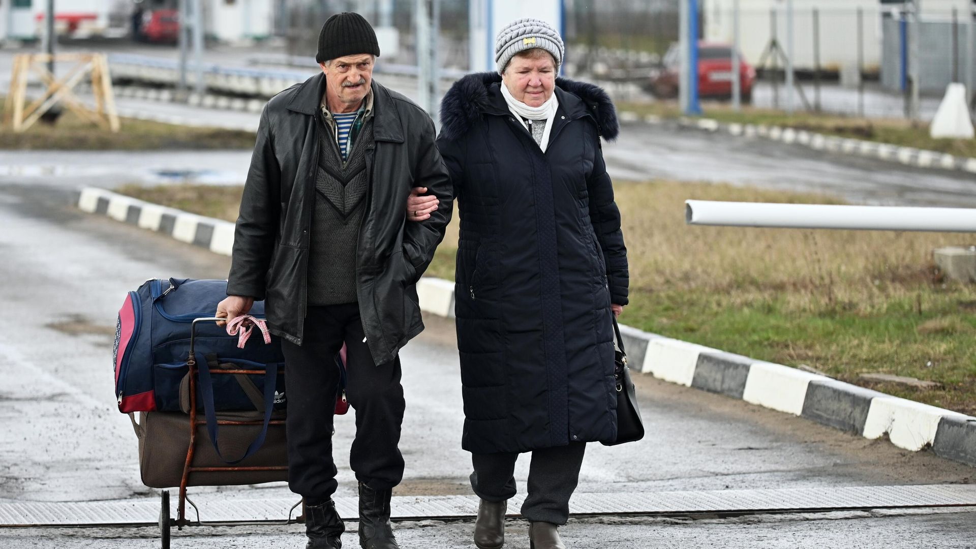 Беженцы из Мариуполя, перешедшие границу по гуманитарному коридору, на пункте пропуска Весело-Вознесенка в Ростовской области Беженцы из Мариуполя, перешедшие границу по гуманитарному коридору, на пункте пропуска Весело-Вознесенка в Ростовской области - РИА Новости, 1920, 08.03.2022