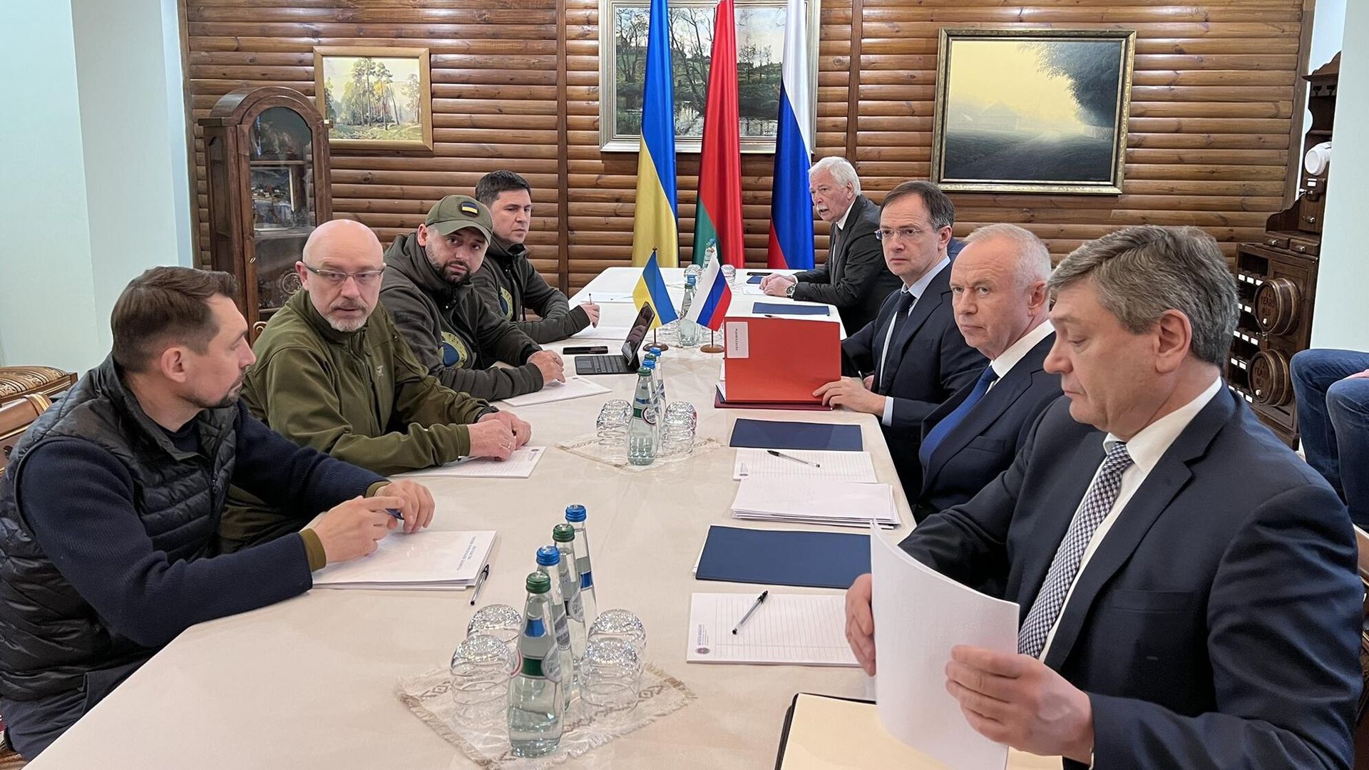 Члены делегаций на российско-украинских переговорах в Белоруссии Члены делегаций на российско-украинских переговорах в Белоруссии - РИА Новости, 1920, 22.03.2022