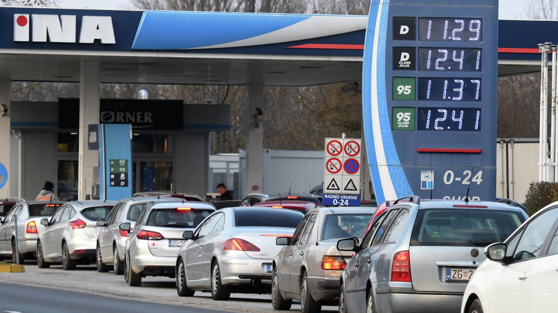 Автомобилисты стоят в очереди на заправку в Зегребе, чтобы успеть заправиться до повышения цен на топливо. 7 марта 2022 Автомобилисты стоят в очереди на заправку в Зегребе, чтобы успеть заправиться до повышения цен на топливо. 7 марта 2022 - РИА Новости, 1920, 08.03.2022