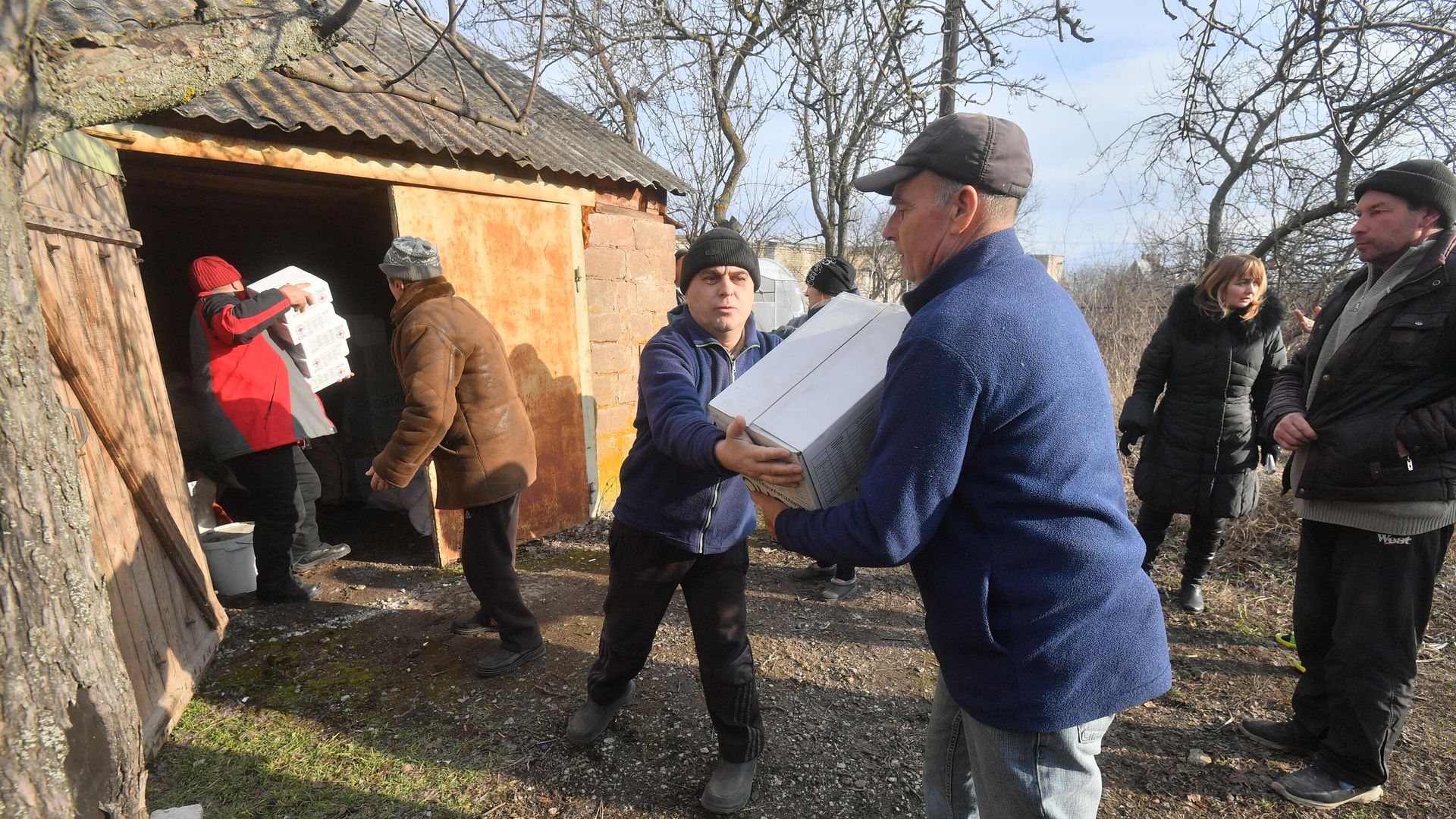 Жители села Сопино Волновахского района получают гуманитарную помощь Жители села Сопино Волновахского района получают гуманитарную помощь - РИА Новости, 1920, 08.03.2022