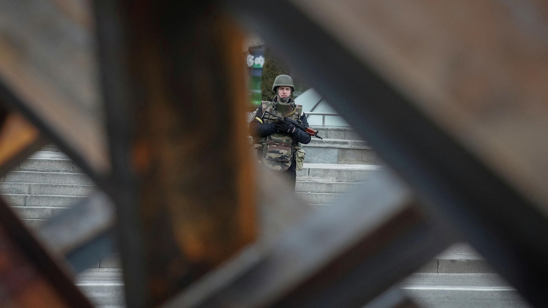 Полицейский возле противотанковых сооружений в центре Киева Полицейский возле противотанковых сооружений в центре Киева - РИА Новости, 1920, 12.03.2022