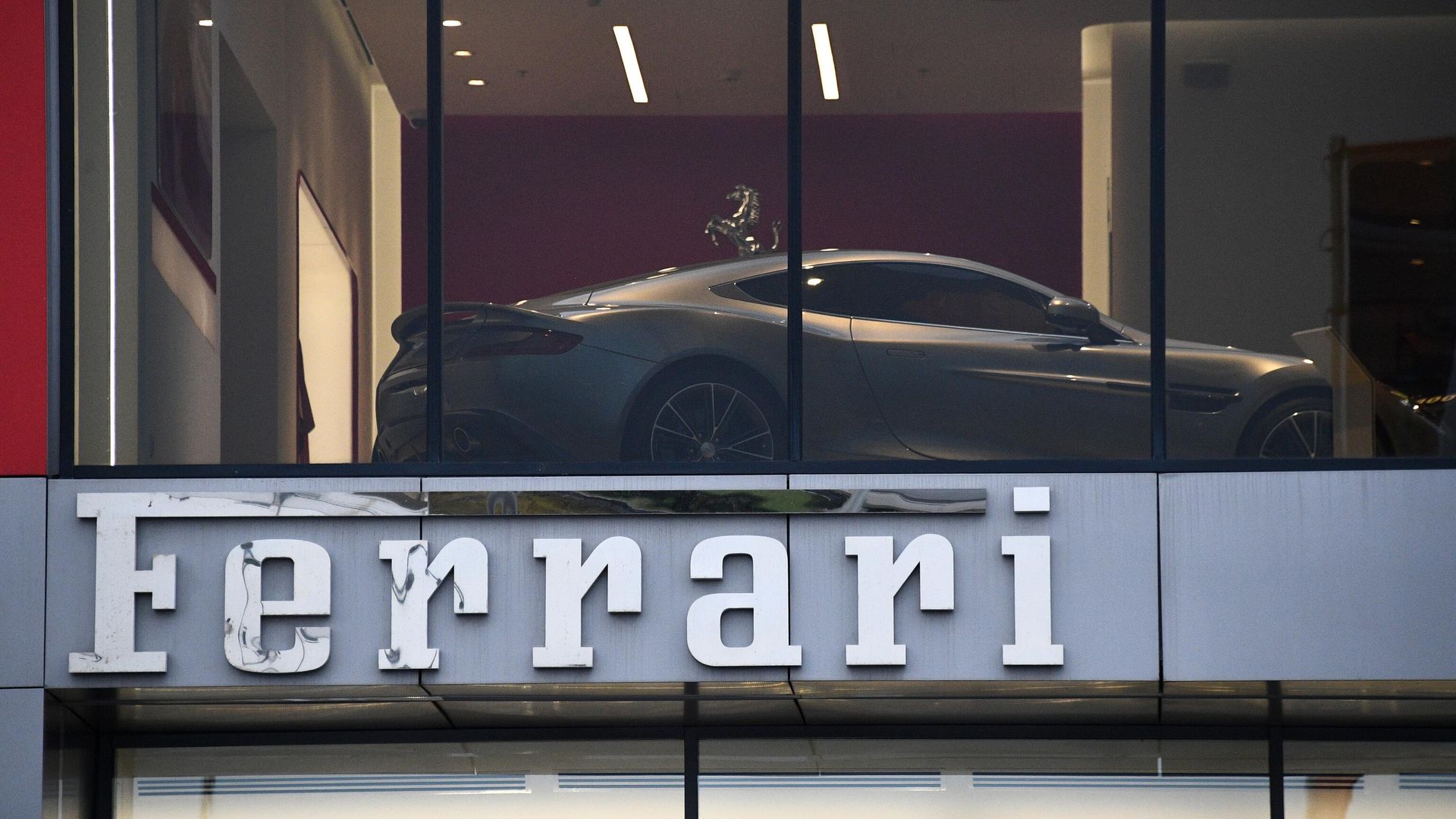 Логотип итальянского производителя автомобилей Ferrari в автосалоне в Москве Логотип итальянского производителя автомобилей Ferrari в автосалоне в Москве - РИА Новости, 1920, 08.03.2022