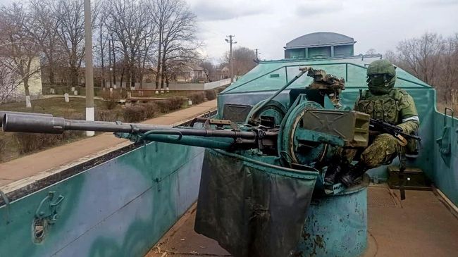 Российский военнослужащий на бронепоезде, предназначенном для эвакуации из Херсонской области в Крым. Кадр видео