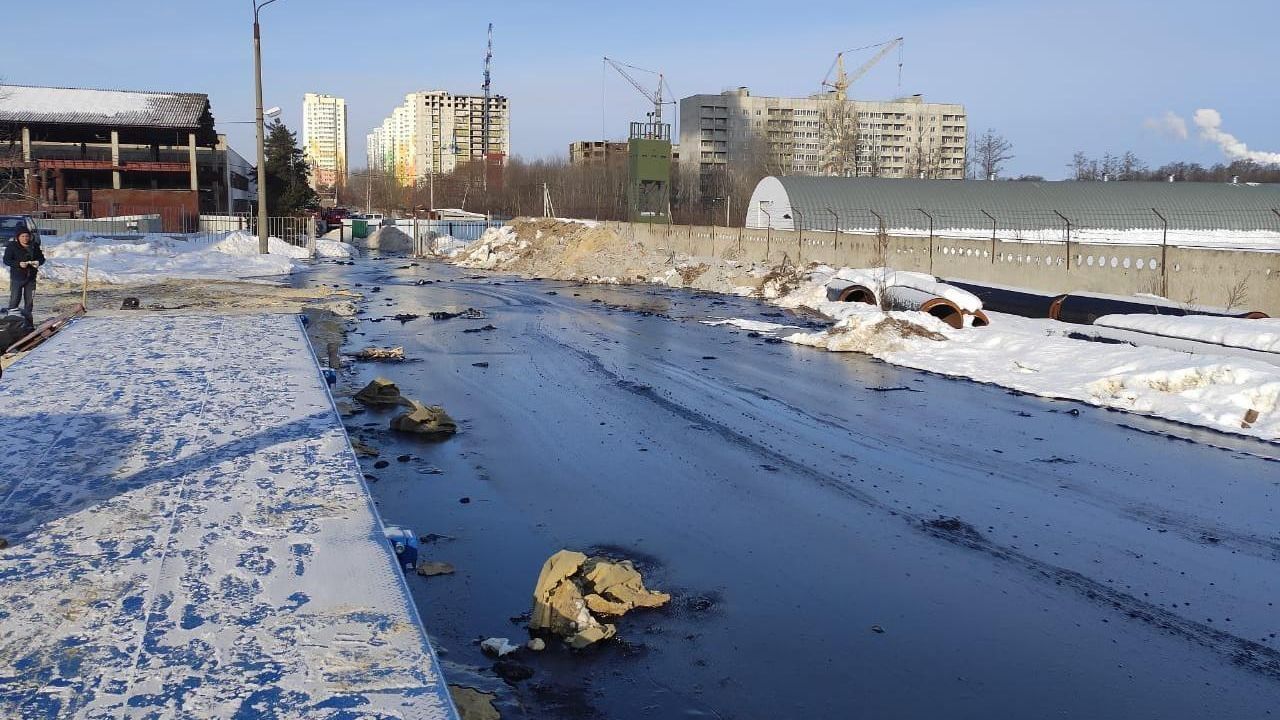На месте разгерметизации резервуара для хранения битума в Пензе На месте разгерметизации резервуара для хранения битума в Пензе - РИА Новости, 1920, 09.03.2022