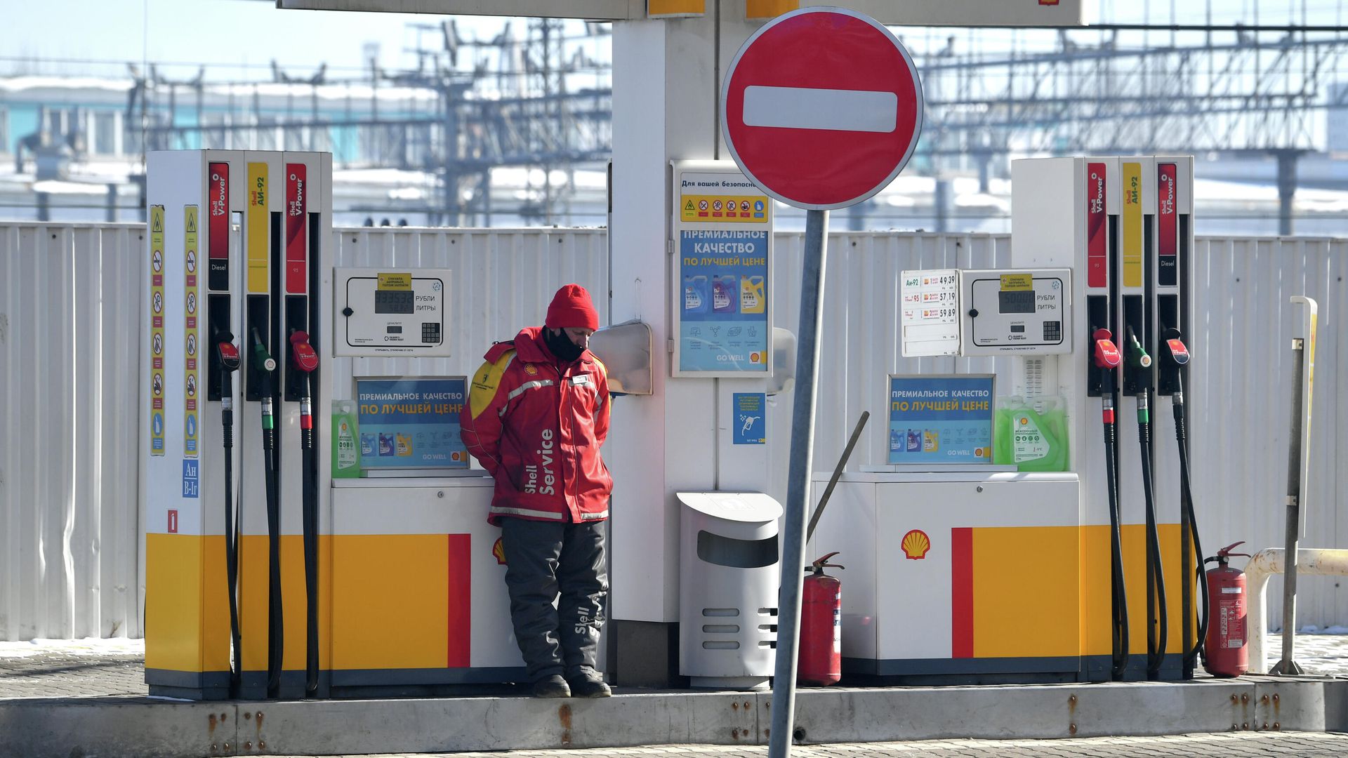 Сотрудник на АЗС Shell в Москве Сотрудник на АЗС Shell в Москве - РИА Новости, 1920, 05.05.2022