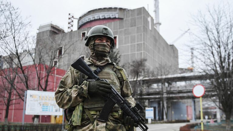 Военнослужащий РФ на территории Запорожской атомной электростанции Военнослужащий РФ на территории Запорожской атомной электростанции