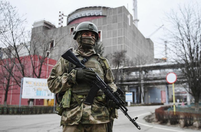 Военнослужащий РФ на территории Запорожской атомной электростанции