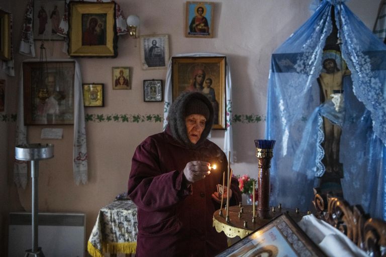 Женщина в часовне села Крымское, перешедшее под контроль Луганской народной республики Женщина в часовне села Крымское, перешедшее под контроль Луганской народной республики