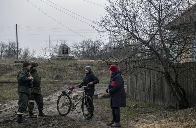 Военнослужащие НМ Луганской народной республики разговаривают с местными жителями в селе Крымское Военнослужащие НМ Луганской народной республики разговаривают с местными жителями в селе Крымское
