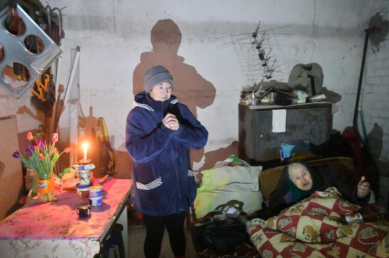 Жительницы села Сопино в Донецкой народной республике отмечают с подаренными цветами Международный женский день в бомбоубежище Жительницы села Сопино в Донецкой народной республике отмечают с подаренными цветами Международный женский день в бомбоубежище