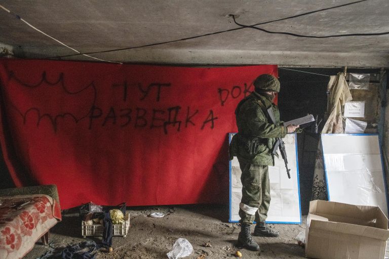 Военнослужащий народной милиции ЛНР на брошенных позициях ВСУ в селе Крымское, перешедшее под контроль ЛНР Военнослужащий народной милиции ЛНР на брошенных позициях ВСУ в селе Крымское, перешедшее под контроль ЛНР