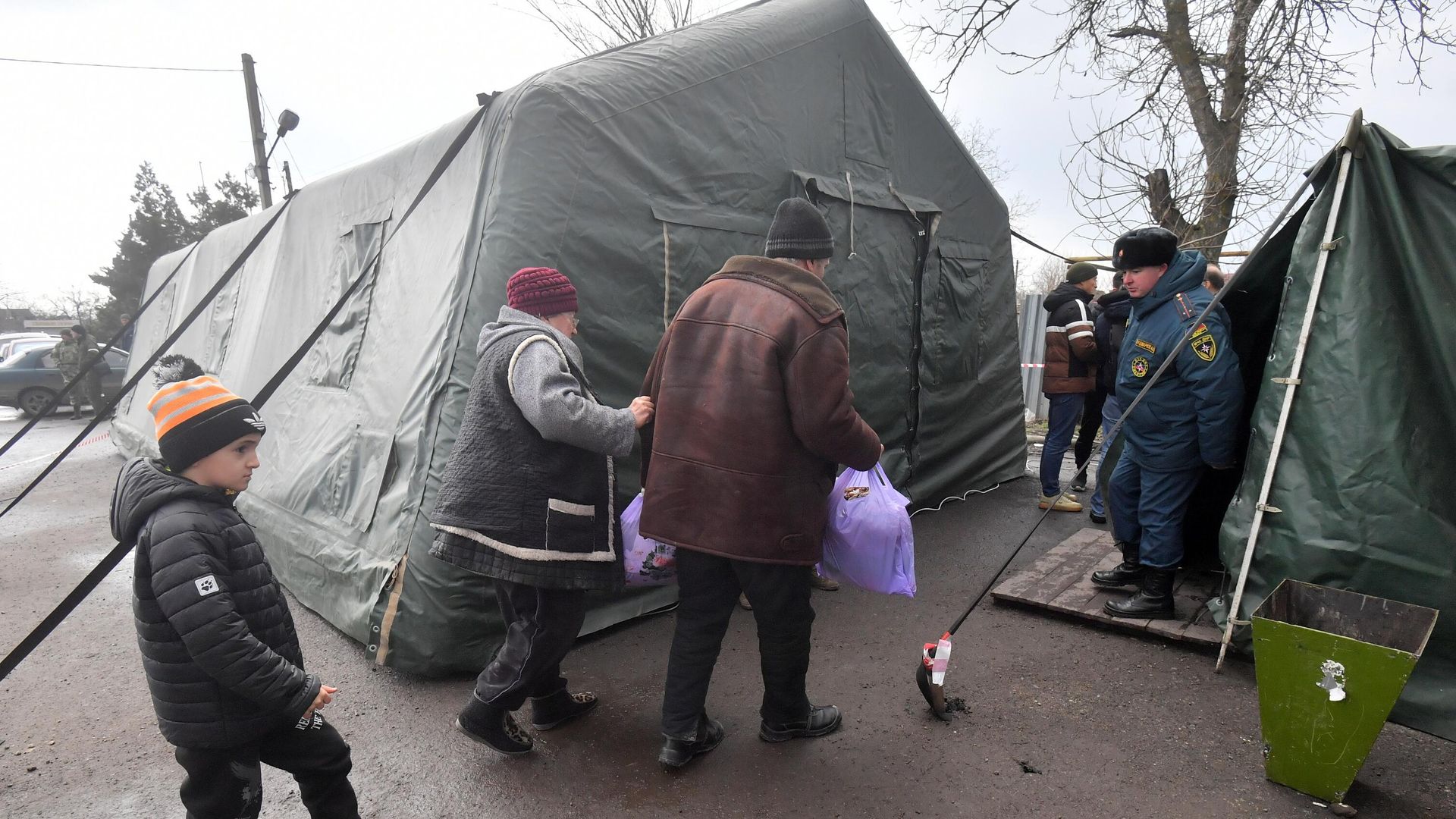 Жители Украины, эвакуированные из Мариуполя по гуманитарному коридору, в пункте временного размещения в селе Безыменное Донецкой народной республики Жители Украины, эвакуированные из Мариуполя по гуманитарному коридору, в пункте временного размещения в селе Безыменное Донецкой народной республики - РИА Новости, 1920, 20.03.2022