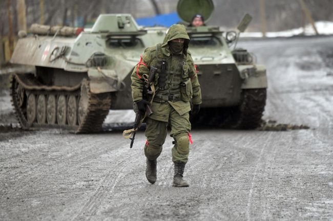 Боец народной милиции Донецкой народной республики в селе Рыбинское Боец народной милиции Донецкой народной республики в селе Рыбинское