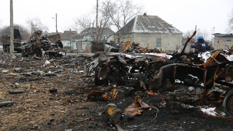 Сгоревшая военная техника в поселке Донское в Донецкой народной республике