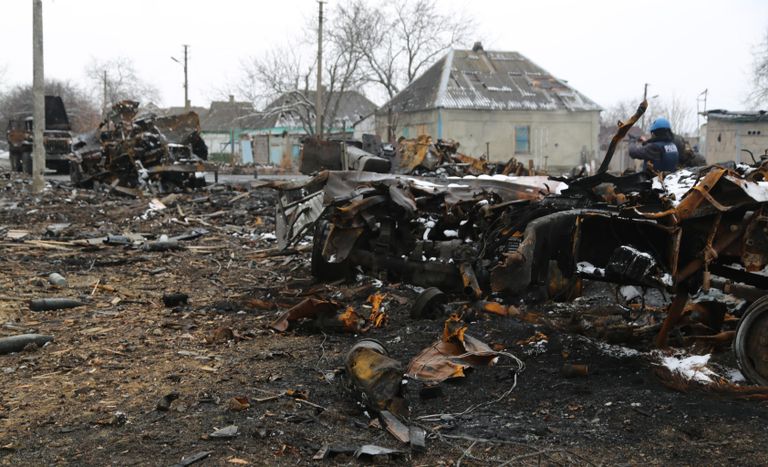 Сгоревшая военная техника в поселке Донское в Донецкой народной республике Сгоревшая военная техника в поселке Донское в Донецкой народной республике