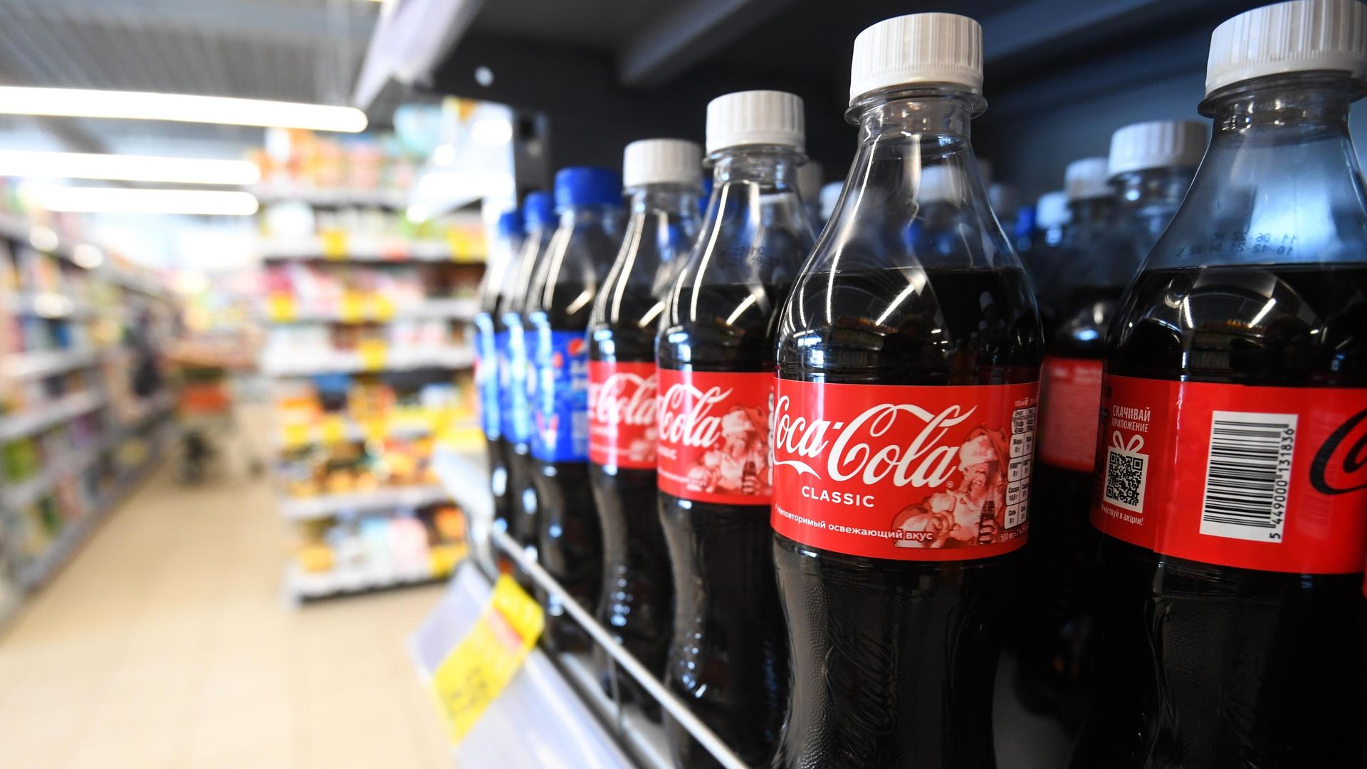 Бутылки с газированным напитком Coca-Cola на полке супермаркета в Москве - РИА Новости, 1920, 26.08.2022