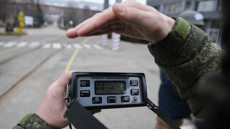 Военнослужащий РФ держит дозиметр на территории Запорожской атомной электростанции, расположенной в степной зоне на берегу Каховского водохранилища в Запорожской области Украины в городе Энергодар Военнослужащий РФ держит дозиметр на территории Запорожской атомной электростанции, расположенной в степной зоне на берегу Каховского водохранилища в Запорожской области Украины в городе Энергодар