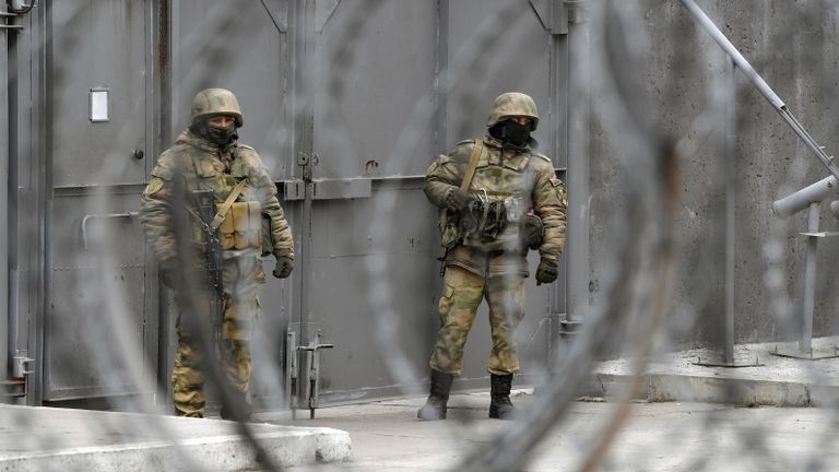 Военнослужащие РФ на территории Запорожской атомной электростанции, расположенной в степной зоне на берегу Каховского водохранилища в Запорожской области Украины в городе Энергодар Военнослужащие РФ на территории Запорожской атомной электростанции, расположенной в степной зоне на берегу Каховского водохранилища в Запорожской области Украины в городе Энергодар