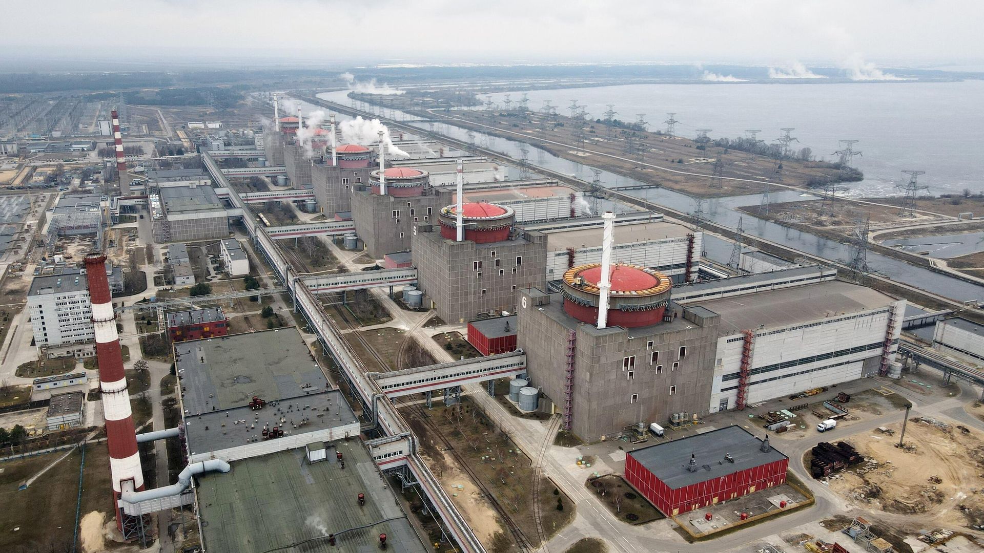 Запорожская атомная электростанция, расположенная в степной зоне на берегу Каховского водохранилища в городе Энергодаре Запорожская атомная электростанция, расположенная в степной зоне на берегу Каховского водохранилища в городе Энергодаре - РИА Новости, 1920, 17.08.2022