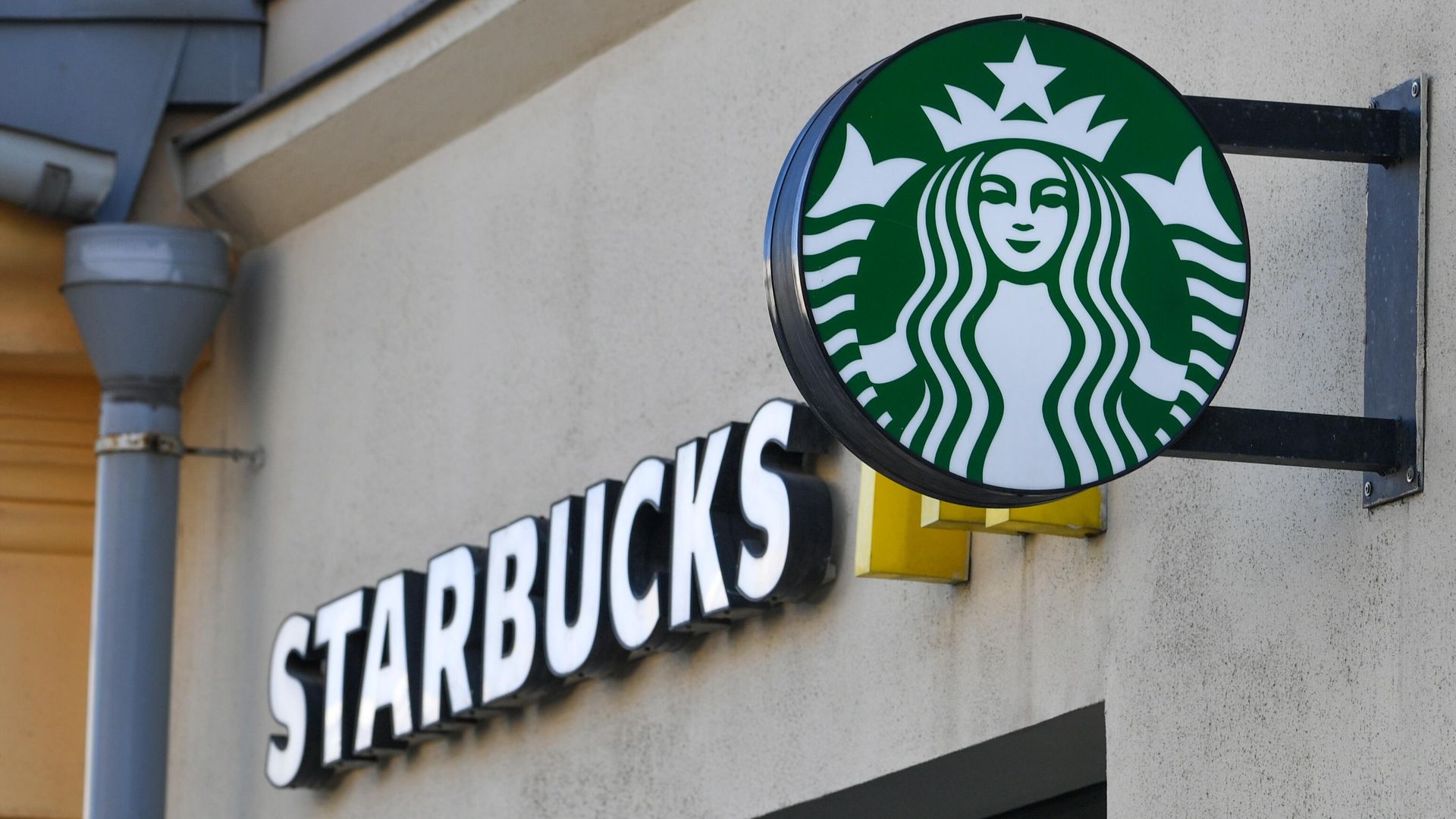 Вывеска на кафе Starbucks - РИА Новости, 1920, 23.05.2022